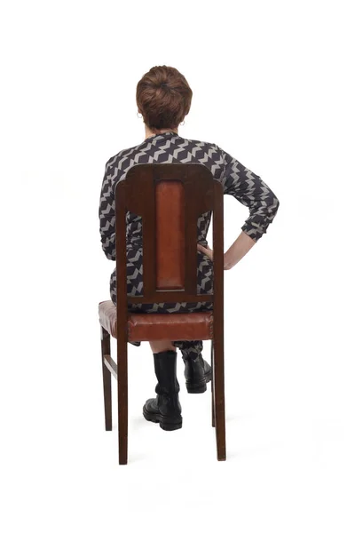 Πίσω Όψη Μιας Γυναίκας Φόρεμα Και Μπότες Κάθεται Στην Καρέκλα — Φωτογραφία Αρχείου