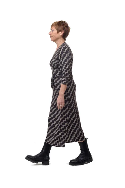 Beyaz Arka Planda Yürüyen Giysili Çizmeli Bir Kadının Yan Görüntüsü — Stok fotoğraf