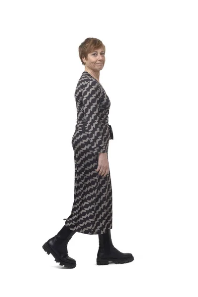Vista Lateral Una Mujer Con Vestido Botas Caminando Mirando Cámara —  Fotos de Stock
