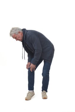 Uzun boylu, diz ağrısı olan bir adamın portresi.