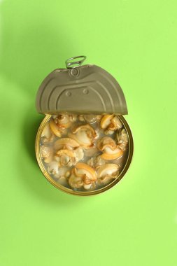 yeşil arka planda bir kutu midye