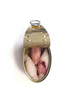 beyaz arka planda yağlı mürekkep balığı konservesi