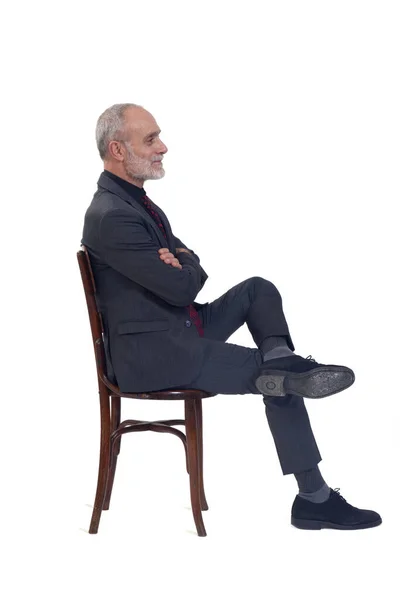 Sandalyeye Oturmuş Takım Elbiseli Kravatlı Çapraz Bacaklı Kollarını Beyaz Arka — Stok fotoğraf