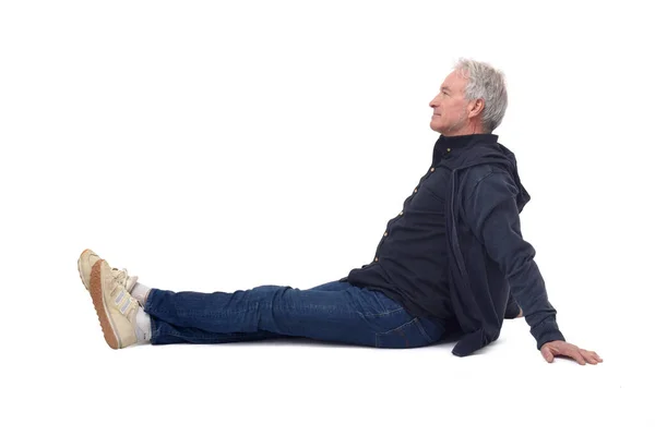 Vista Lateral Homem Sentado Chão Com Pernas Esticadas Fundo Branco — Fotografia de Stock