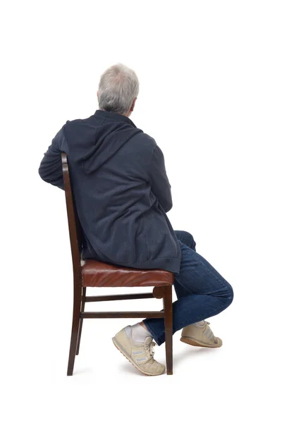Homem Sentado Uma Cadeira Lado Que Vira Olha Para Fundo — Fotografia de Stock