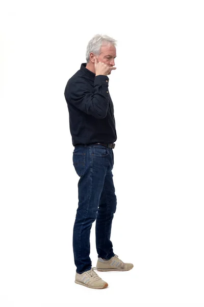 Άνθρωπος Κάνει Τηλεφωνική Χειρονομία Χέρια Του Σοβαρό Λευκό Φόντο — Φωτογραφία Αρχείου