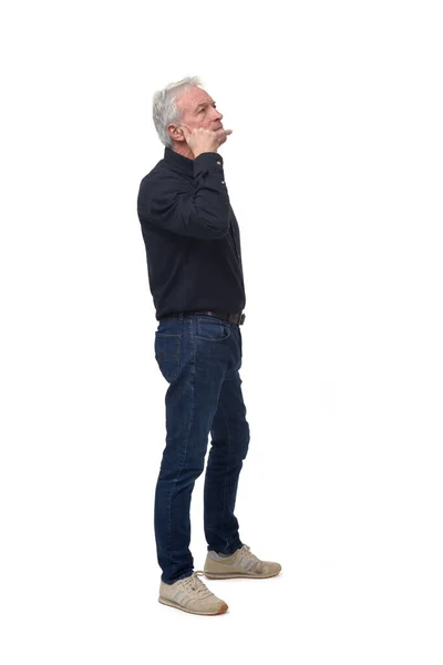 Uomo Che Gesto Del Telefono Con Mani Guardando Sfondo Bianco — Foto Stock