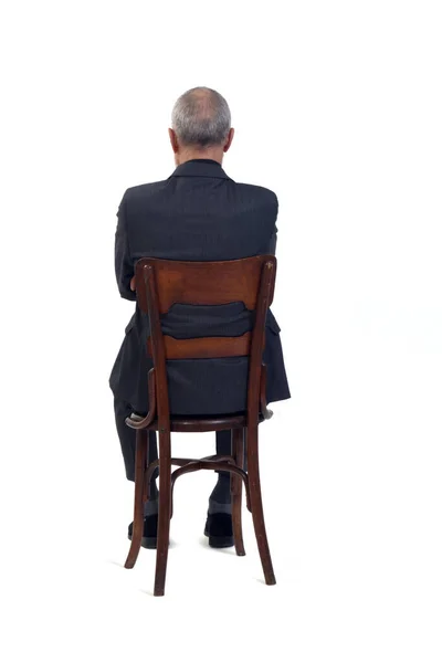 Vista Trasera Hombre Sentado Silla Con Traje Corbata Brazos Cruzados —  Fotos de Stock