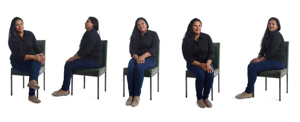 Gruppe Derselben Frauen Sitzt Auf Stuhl Auf Weißem Hintergrund — Stockfoto