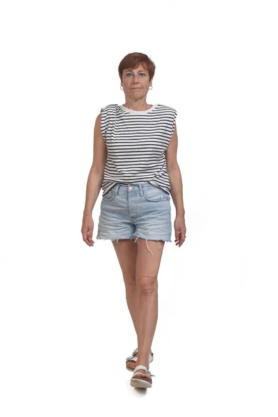 Vorderansicht Einer Frau Mittleren Alters Mit Kurzen Hosen Auf Weißem — Stockfoto