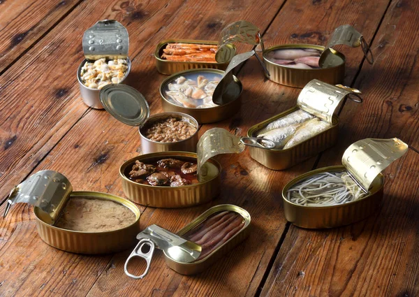 一套装鱼和海鲜的木制底座罐头 — 图库照片