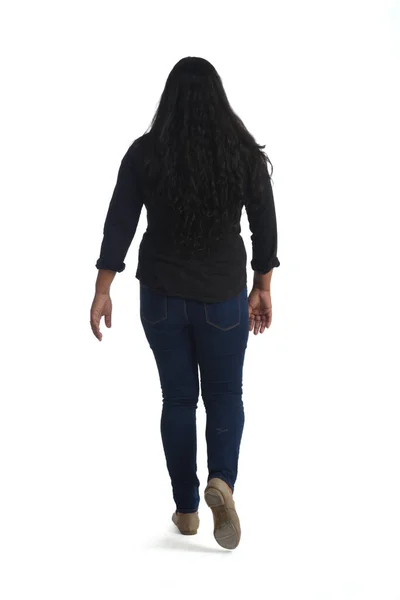 Beyaz Arka Planda Yürüyen Esmer Bir Kadın — Stok fotoğraf