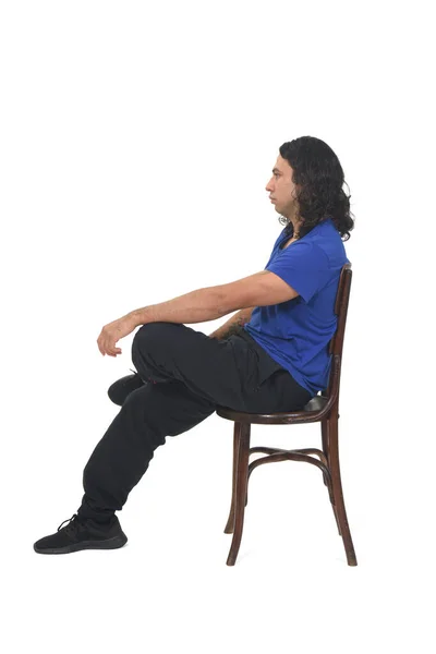 Beyaz Arka Planda Sandalyede Oturan Spor Giyimli Bir Adamın Yan — Stok fotoğraf
