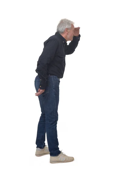 Zijaanzicht Van Staande Man Wegkijkend Met Hand Voorhoofd Witte Achtergrond Stockfoto