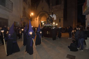 Banyoles 'deki Paskalya alayı, Dolors geçit töreni (arka planda Santa Maria dels Turers Tures Kilisesi), Banyoles, Girona, Katalonya İspanya