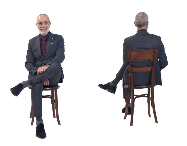 坐在椅子上 打着白底领带的同一个人的前后 — 图库照片