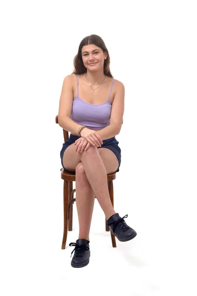 Vista Frontal Uma Jovem Sentada Cadeira Olhando Para Câmera Pernas — Fotografia de Stock