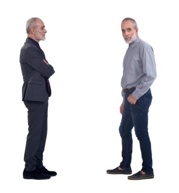 Beyaz arka planda insan kollarının çapraz olduğu ön ve yan manzara