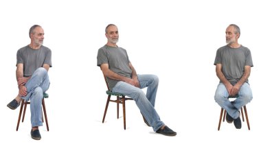 Çeşitli pozlarda aynı orta yaşlı adam beyaz arka planda sandalyede oturuyor.