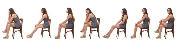 白い背景に椅子に座っている同じ若いグリルのグループのサイドビュー — ストック写真
