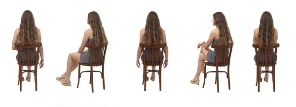 白い背景に椅子に座っている同じ若いグリルのグループの側面と背面のビュー — ストック写真