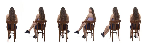 椅子に座って 白い背景のカメラを見た 同じ若い女の子のグループの バックビュー — ストック写真