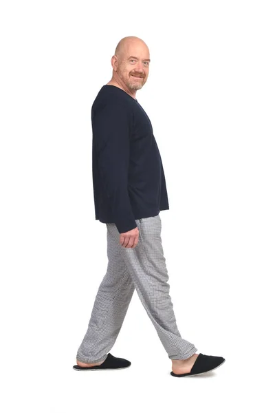 Vista Lateral Hombre Pijama Caminando Mirando Cámara Sobre Fondo Blanco — Foto de Stock