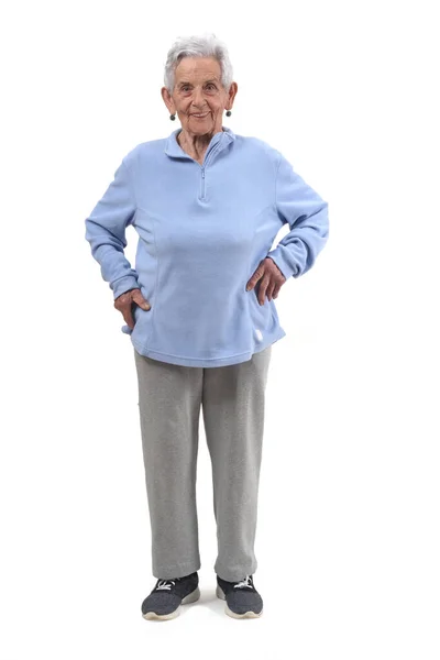 站在白人背景上的快乐的老年妇女 — 图库照片