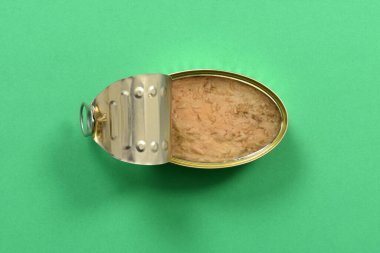 yeşil arkaplanda ton balığı konservesi