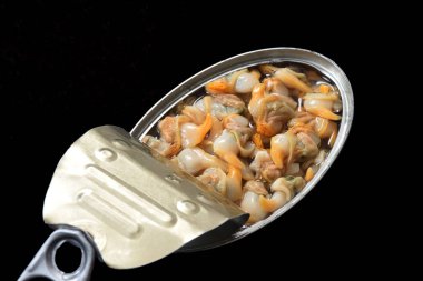 Siyah arkaplanda midye konservesi