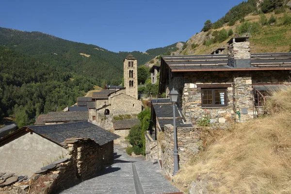 านและโบสถ Sant Climate Pal Andorra ภาพสต็อก