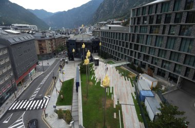 Andorra la Vella, Andorra; 21 Ağustos 2023: kent binaları manzaralı yedi şairin heykelleri, Andorra la Vella., Andorra la Vella, Andorra