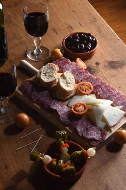 Şarap, peynir, sosis ve banderillas ile aperatif.