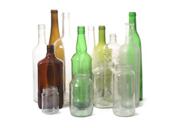 Beyaz arkaplanda izole edilmiş şişe ve kavanoz grupları