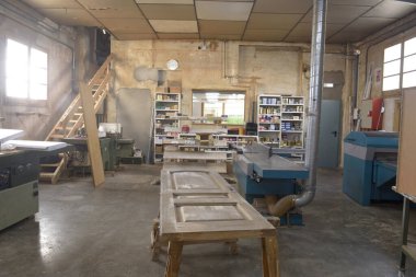 Makineli bir marangozluk atölyesinin görüntüsü