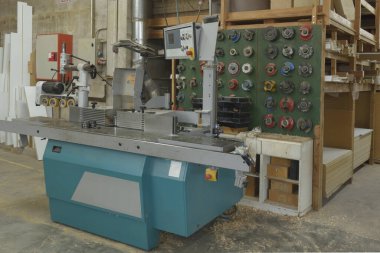 Bir değirmen makinesinin bıçaklarını kesmek