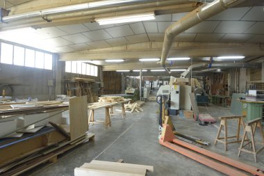 Marangozluk endüstrisinin iç görünüşü. Makineler ve ahşap.