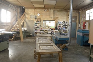 Makineli bir marangozluğun içini.