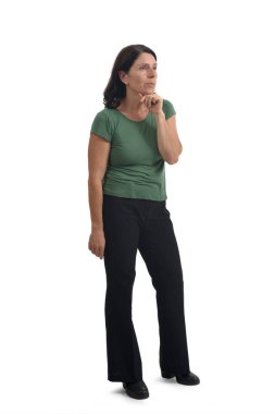 Çenesinde Han olan ve beyaz arka plana bakan bir kadının yan görüntüsü.