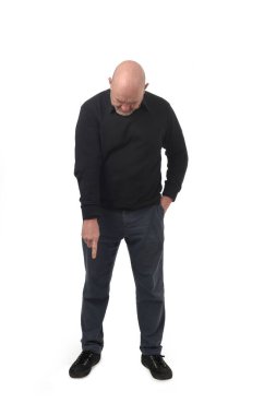 Beyaz arka planda izole bir şekilde yere işaret eden bir adamın ön görüntüsü
