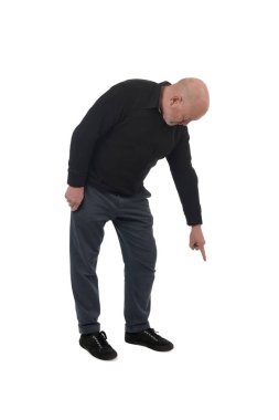 Beyaz arka planda yere parmak basan bir adamın yan görüntüsü