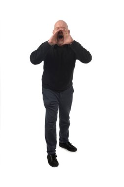 Beyaz arka planda çığlık atan ayakta duran bir adamın ön görüntüsü