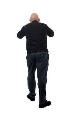 Beyaz arka planda çığlık atan ayakta duran bir adamın dikiz görüntüsü.