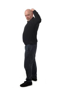 Beyaz arka plandaki kameraya bakan bir adamın yan görüntüsü.