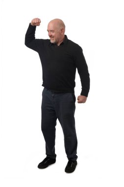 Pazılarını gösteren ve beyaz arka plana bakan bir adamın yan görüntüsü.