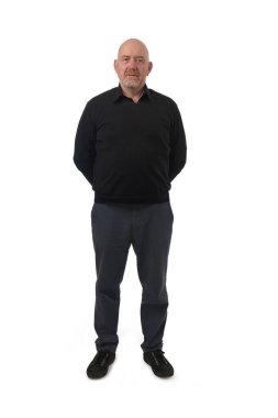 Beyaz arka planda kameraya ve ellere bakan ciddi bir adamın ön görüntüsü