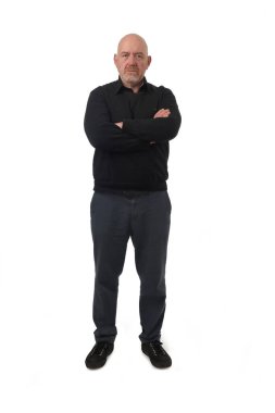 Kameraya ve kollara beyaz arka planda çaprazlanmış ciddi bir adamın ön görüntüsü