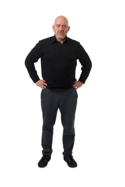 Beyaz arka planda kamera ve kollara bakan ciddi bir adamın ön görüntüsü.