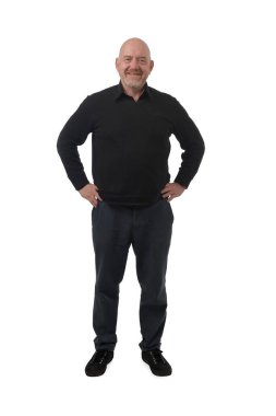 Beyaz arka planda kamera ve kollara bakan adamın ön görüntüsü