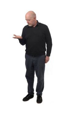 Beyaz arka planda elinde hayali bir nesne gösteren bir adam.